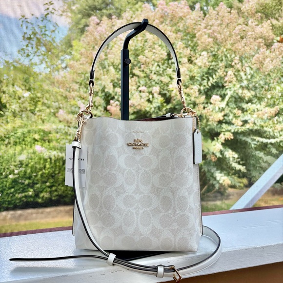 COACH - CA582 Mollie Bucket Bag 22 Signature Canvas Gold/Chalk/ Glacier White - Picture 1 of 16
